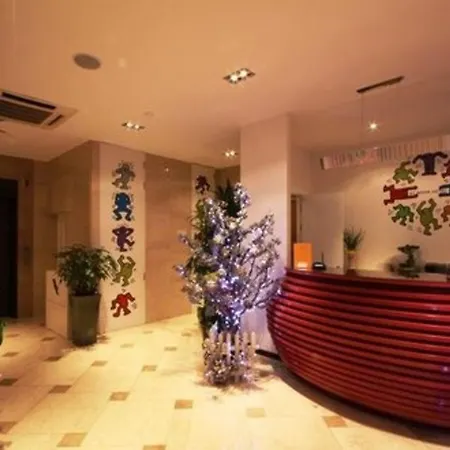 At Noon Hotel Shinchon